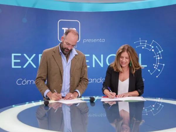 TVN y CENIA sellan alianza para liderar la conversación sobre inteligencia artificial en Chile