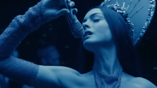 Lanzan nuevo tráiler de “Mother Mary” la nueva cinta de Anne Hathaway
