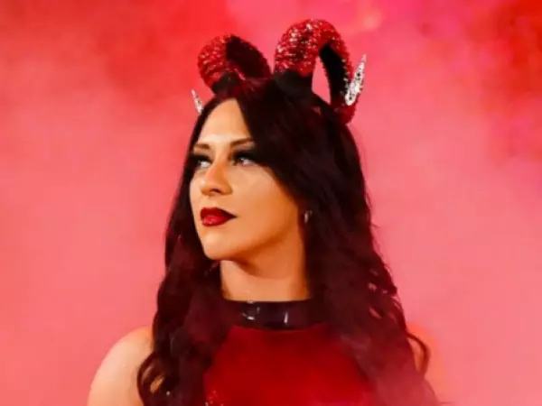 Stephanie Vaquer rompe el silencio y encara a fan que la acusó de ignorarlo