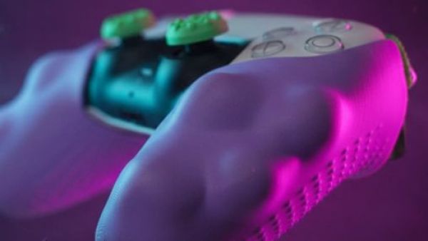 <p>Chilenos prueban "joystick antiestrés" para bajar la ansiedad al jugar</p>Chilenos prueban "joystick antiestrés" para bajar la ansiedad al jugar
