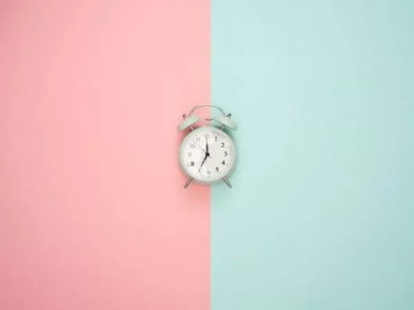 Cambio de hora: especialistas alertan impacto en apetito, ánimo y sueño