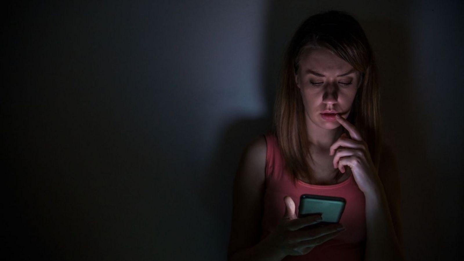 <p>Vigilancia dentro de la pareja: 1 de cada 8 mujeres en Chile ha encontrado apps de monitoreo en su celular</p>
