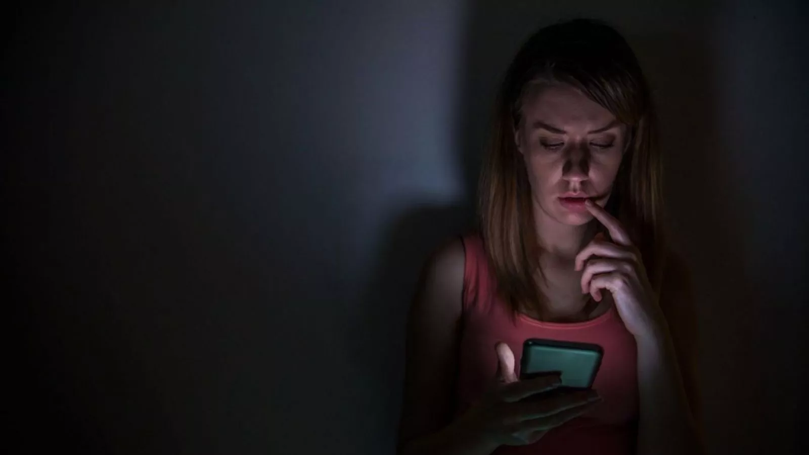 Vigilancia dentro de la pareja: 1 de cada 8 mujeres en Chile ha encontrado apps de monitoreo en su celular