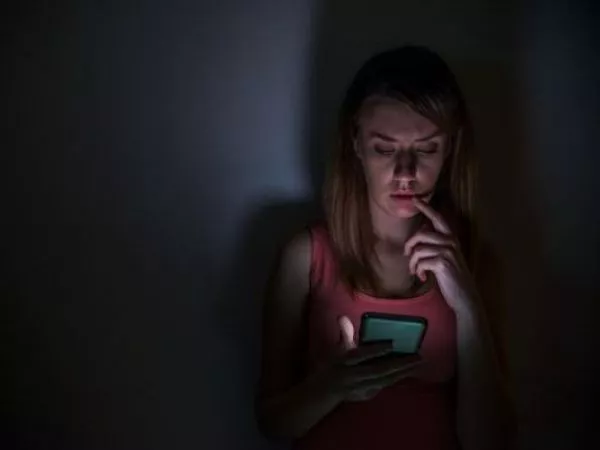 Vigilancia dentro de la pareja: 1 de cada 8 mujeres en Chile ha encontrado apps de monitoreo en su celular