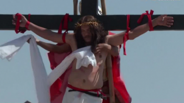 <p>Impacto en Filipinas: hombre se crucifica con clavos en Viernes Santo</p>Impacto en Filipinas: hombre se crucifica con clavos en Viernes Santo
