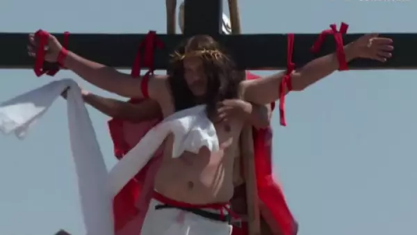 Impacto en Filipinas: hombre se crucifica con clavos en Viernes Santo