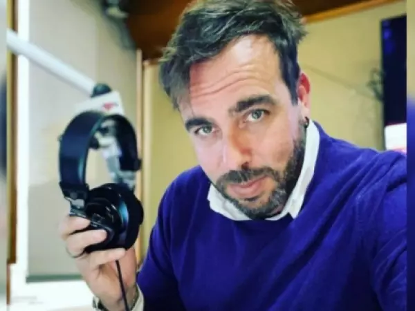 Francisco Kaminski es visto en actitud cariñosa con misteriosa mujer