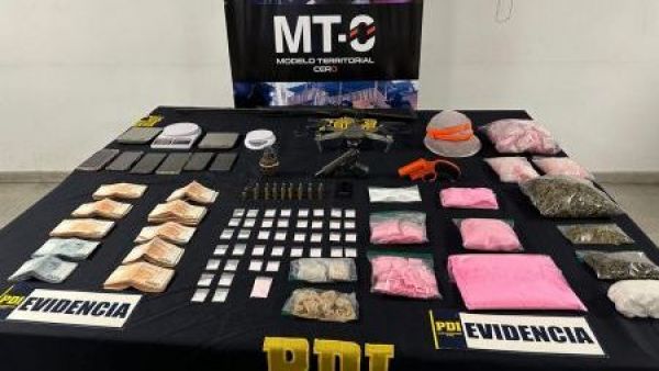 <p>PDI desarticula banda en San Ramón: incautan armas, granada y más de $32 millones en droga</p>PDI desarticula banda en San Ramón: incautan armas, granada y más de $32 millones en droga

