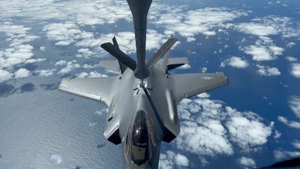 <p>FACh realiza exitoso reabastecimiento en vuelo a un F-35 de la USAF</p>FACh realiza exitoso reabastecimiento en vuelo a un F-35 de la USAF
