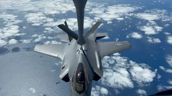 FACh realiza exitoso reabastecimiento en vuelo a un F-35 de la USAF