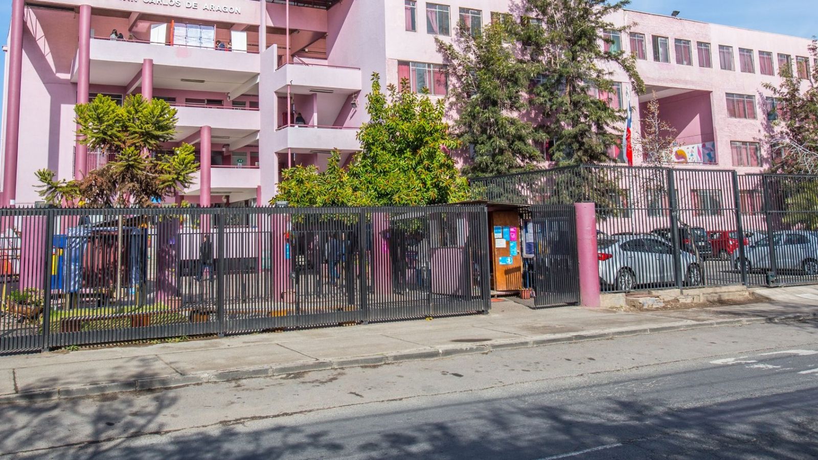 Puente Alto: cuatro menores resultaron heridos tras caída de portón en colegio
