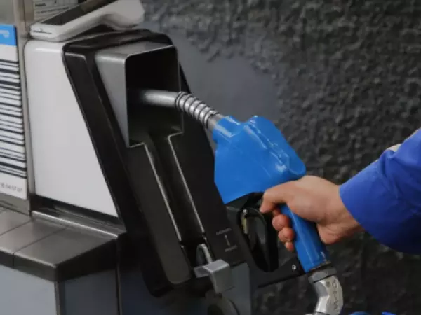 Nuevo golpe al bolsillo: bencinas subirían hasta $85, según informe