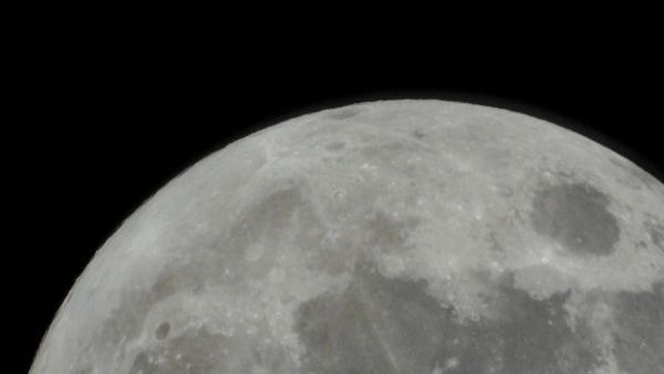 <p>Una foto de la Luna vista por la misión Artemis II de la Nasa.</p>Sigue haciendo historia: Hora y dónde ver el paso de Artemis II sobre el lado oculto de la Luna
