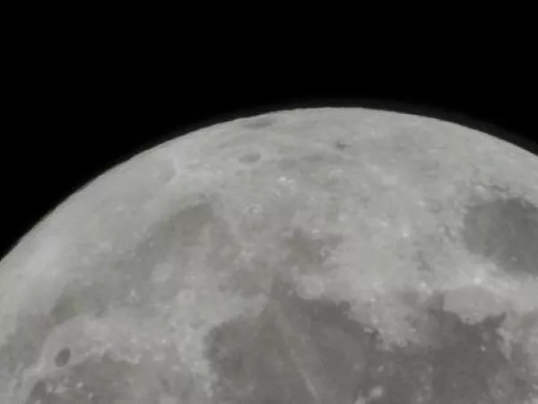 Una foto de la Luna vista por la misión Artemis II de la Nasa.