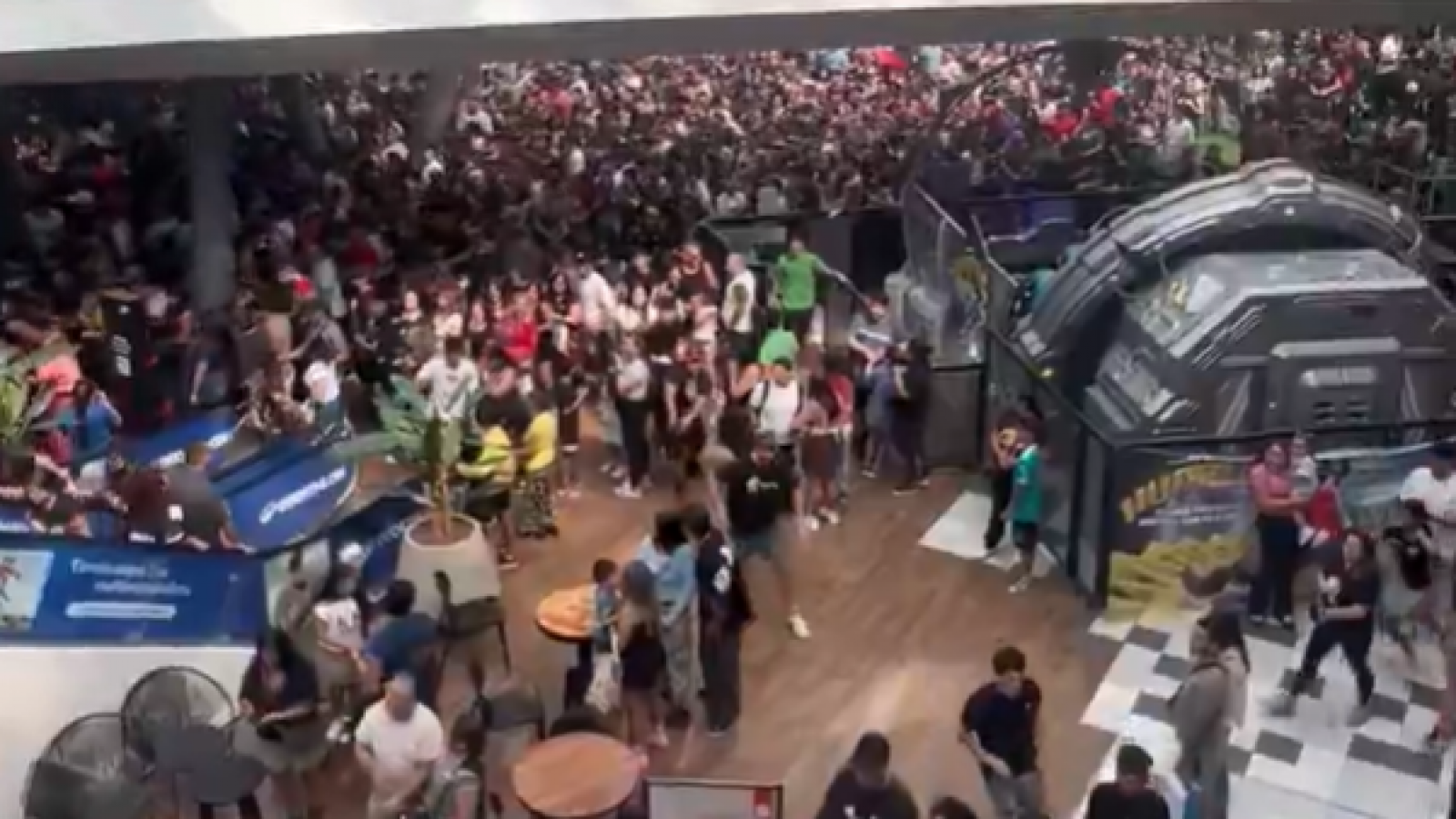 <p>Mallplaza se querelló contra influencers que lanzaron billetes y provocaron caos</p>
