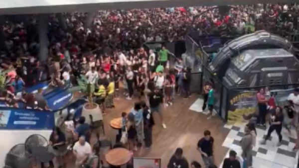 <p>Mallplaza se querelló contra influencers que lanzaron billetes y provocaron caos</p>Mallplaza se querelló contra influencers que lanzaron billetes y provocaron caos

