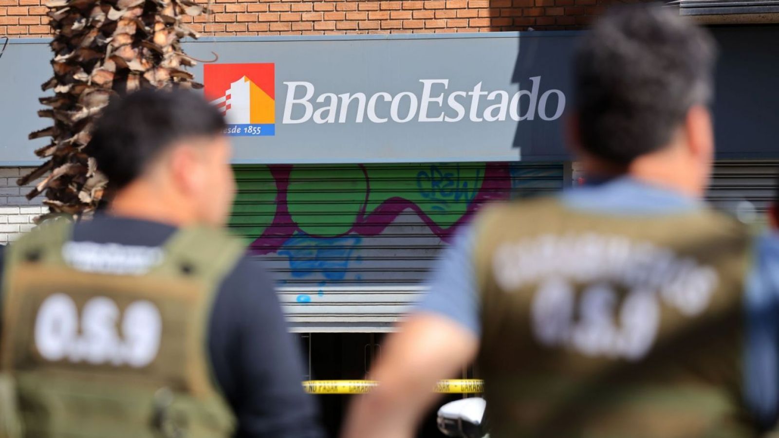 <p>Le quitaron el arma a un guardia: delincuentes roban $7 millones en BancoEstado</p>
