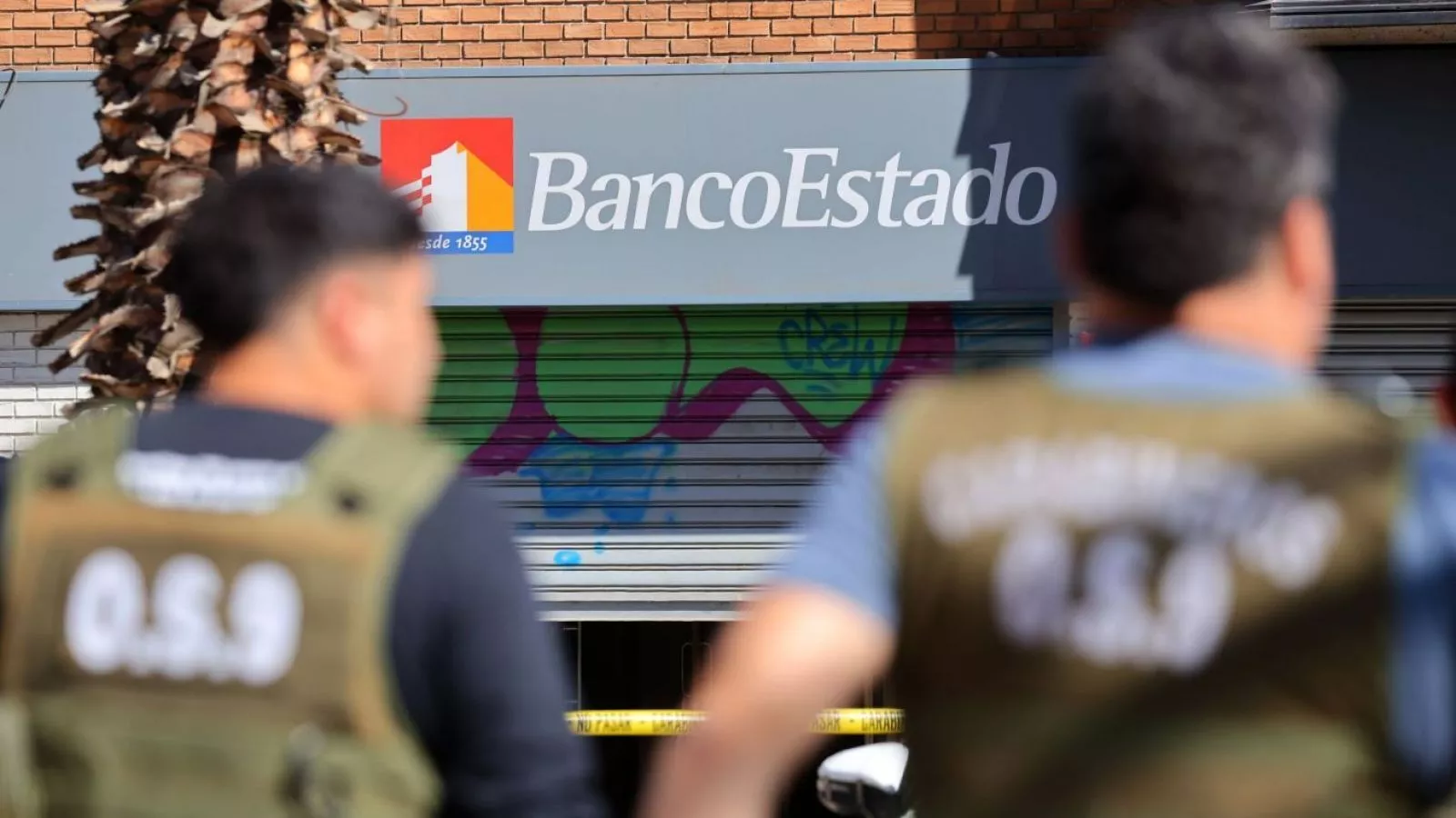 Le quitaron el arma a un guardia: delincuentes roban $7 millones en BancoEstado