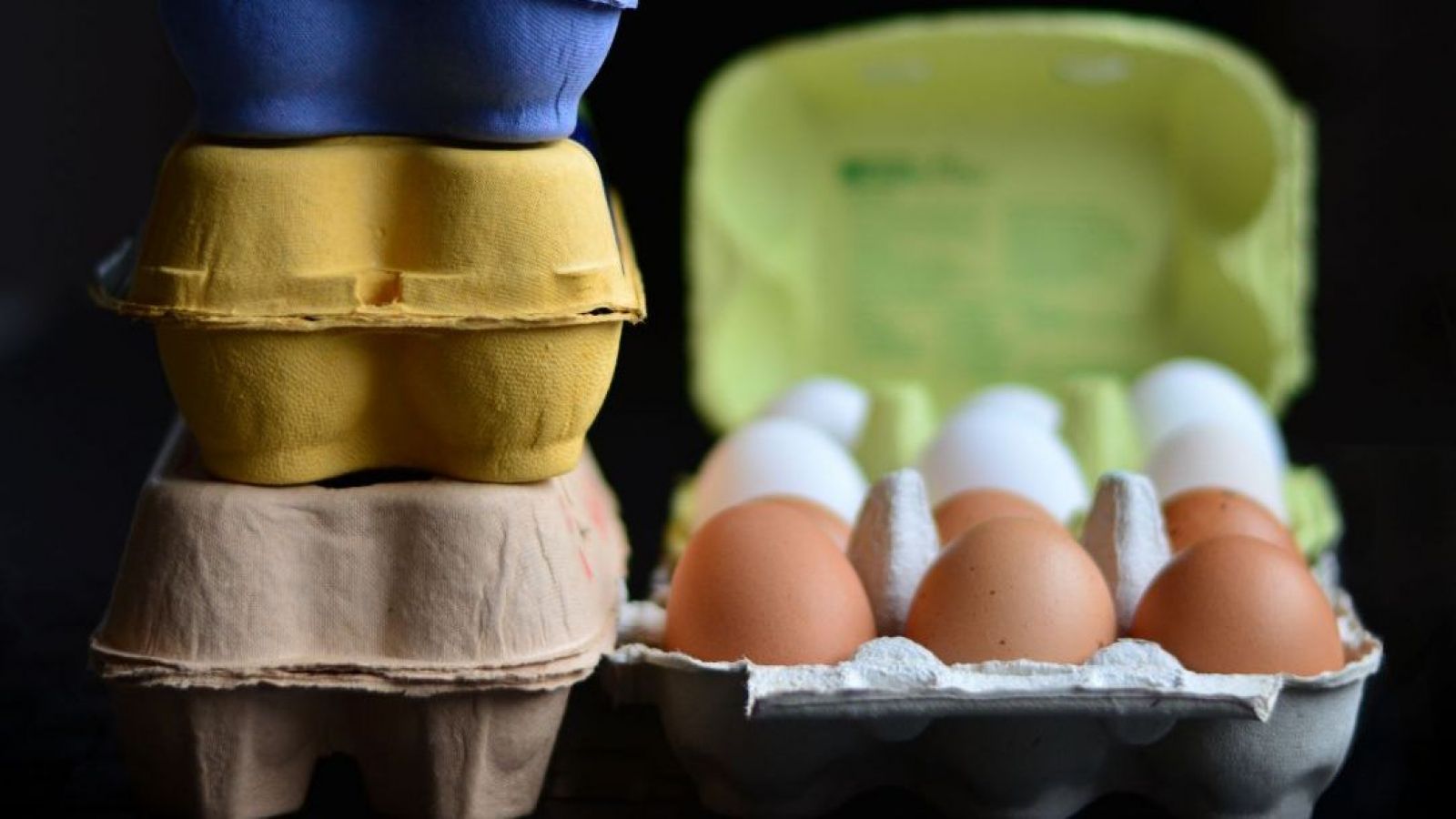 Bandeja de huevos supera los $10 mil: precios subirían hasta un 10% por crisis del petróleo
