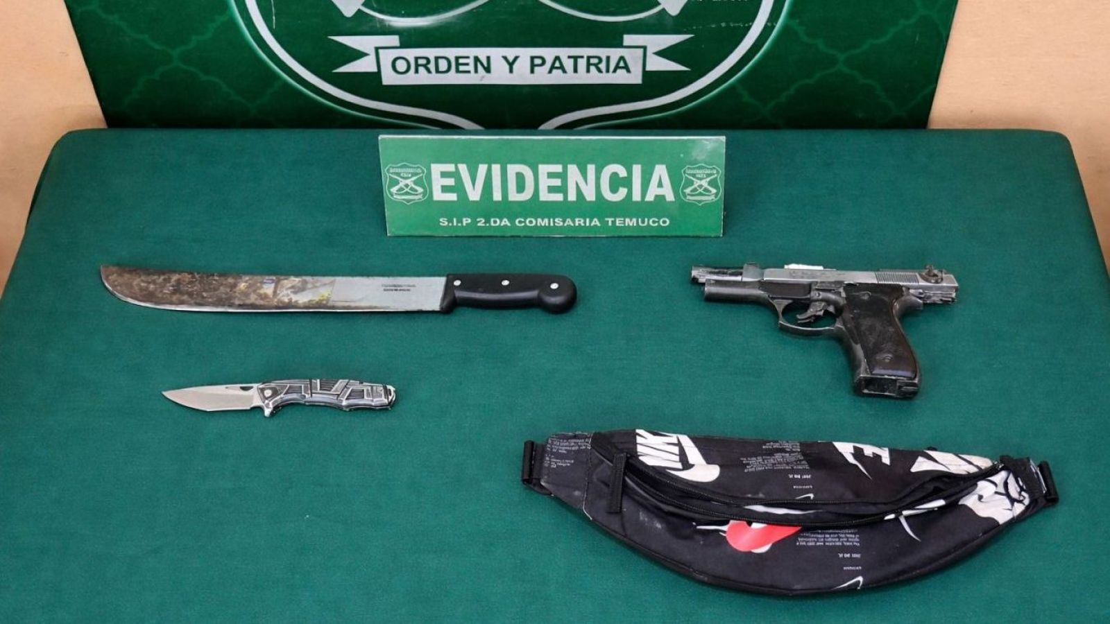 <p>Carabineros captura a tres menores que irrumpieron con armas en liceo de Temuco</p>
