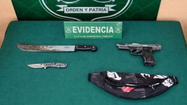 <p>Carabineros captura a tres menores que irrumpieron con armas en liceo de Temuco</p>Carabineros captura a tres menores que irrumpieron con armas en liceo de Temuco
