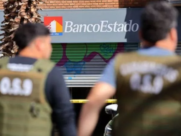Le quitaron el arma a un guardia: delincuentes roban $7 millones en BancoEstado