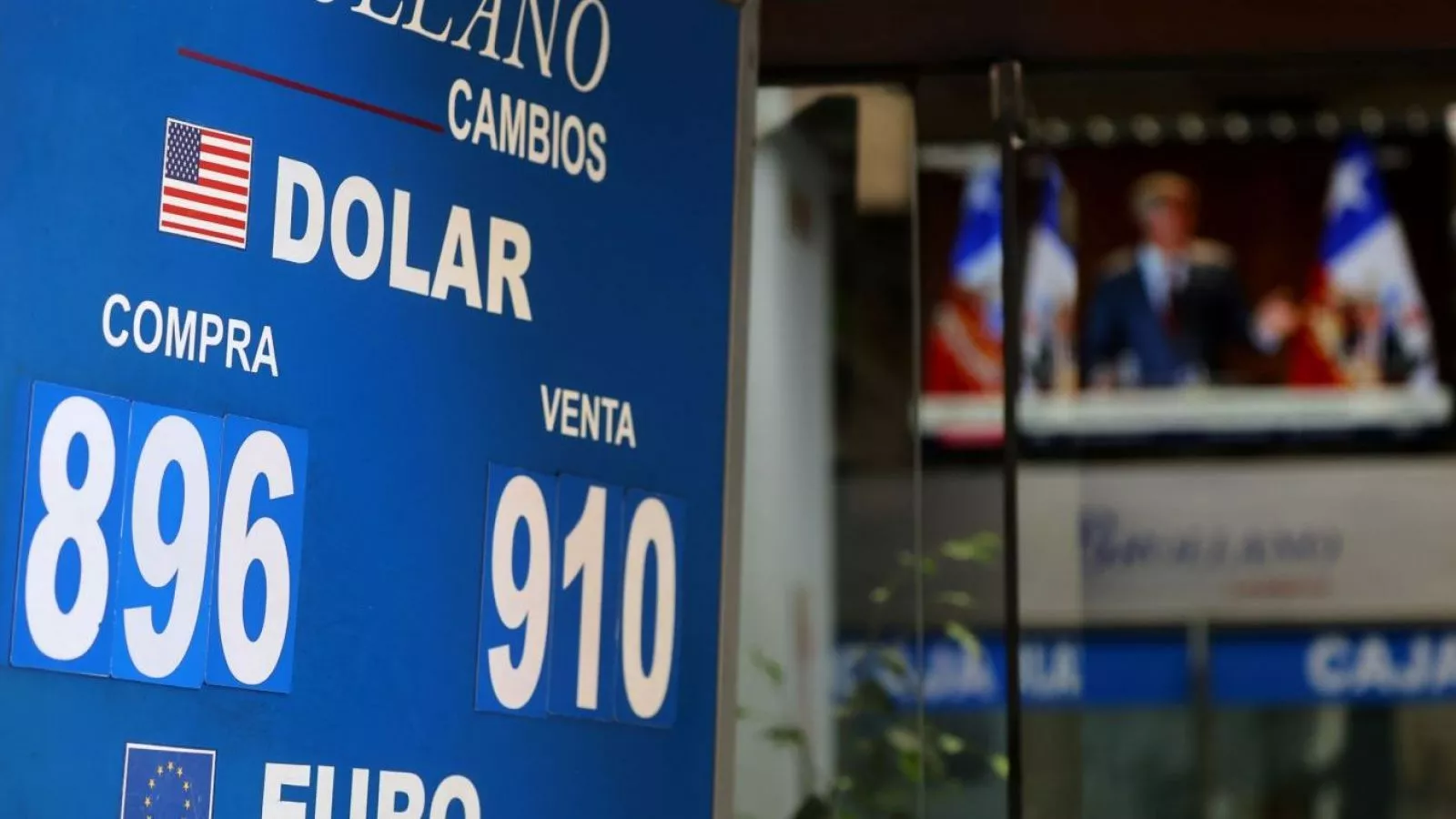 Dólar registra retroceso de $30 tras acuerdo de alto al fuego en Medio Oriente