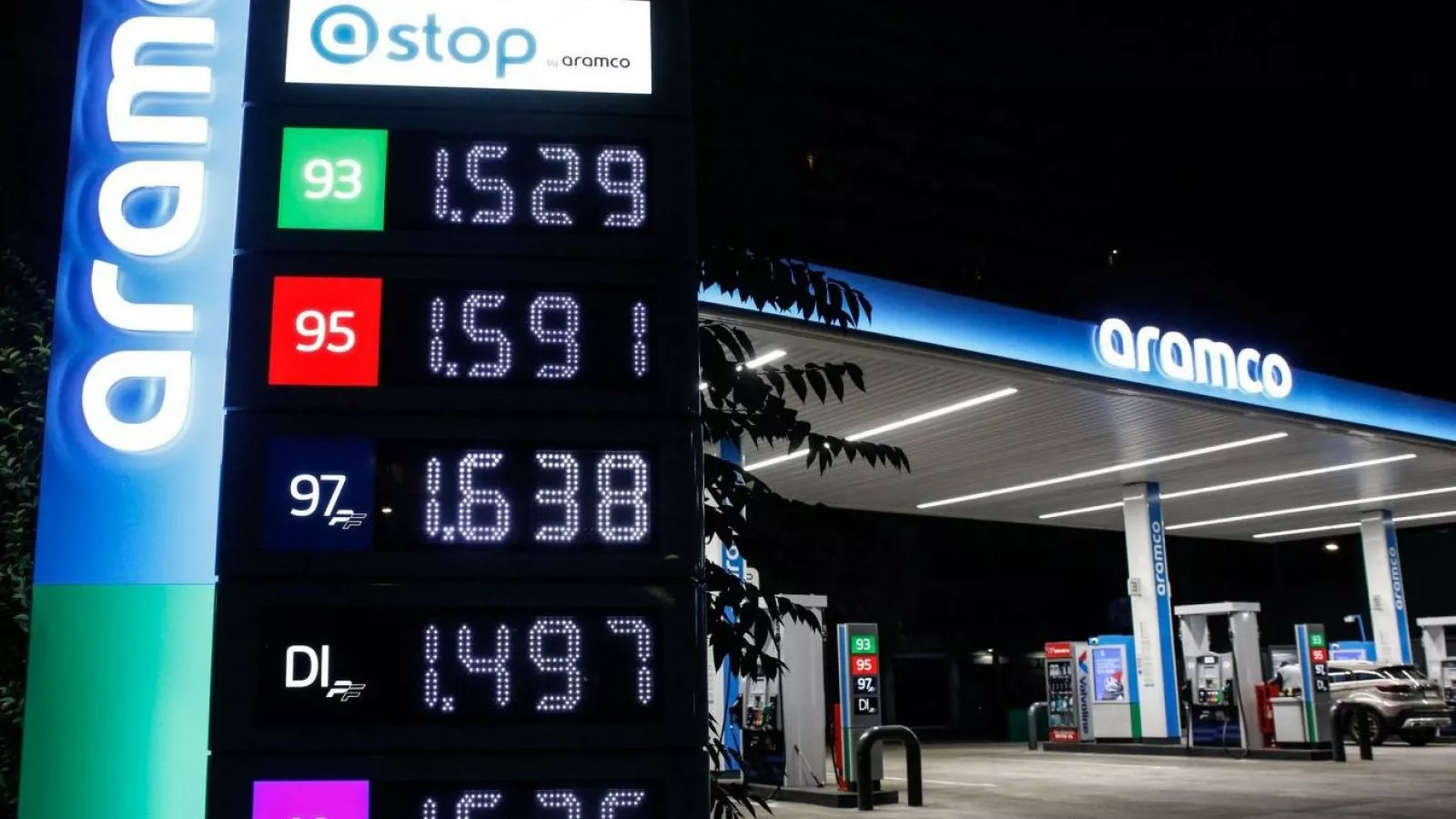 Bencinas bajarían en mayo si se mantiene la caída del petróleo en los mercados