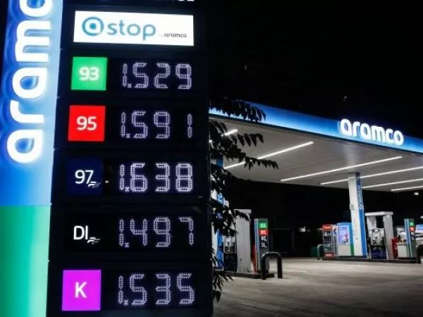 Bencinas bajarían en mayo si se mantiene la caída del petróleo en los mercados