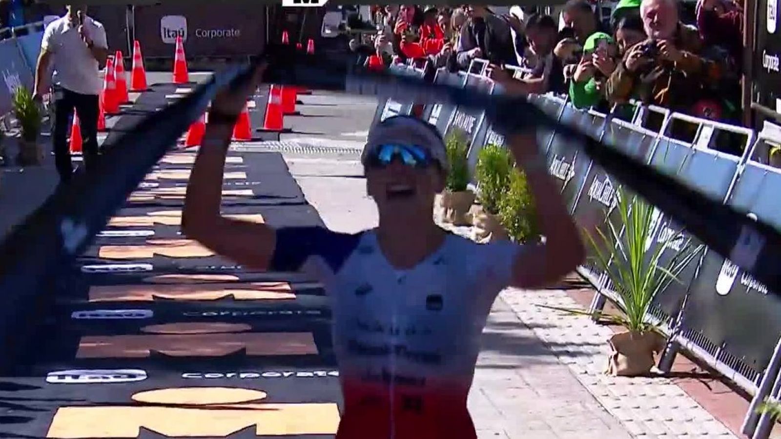 Macarena Salazar gana y hace historia en el Ironman 70.3 de Puerto Varas
