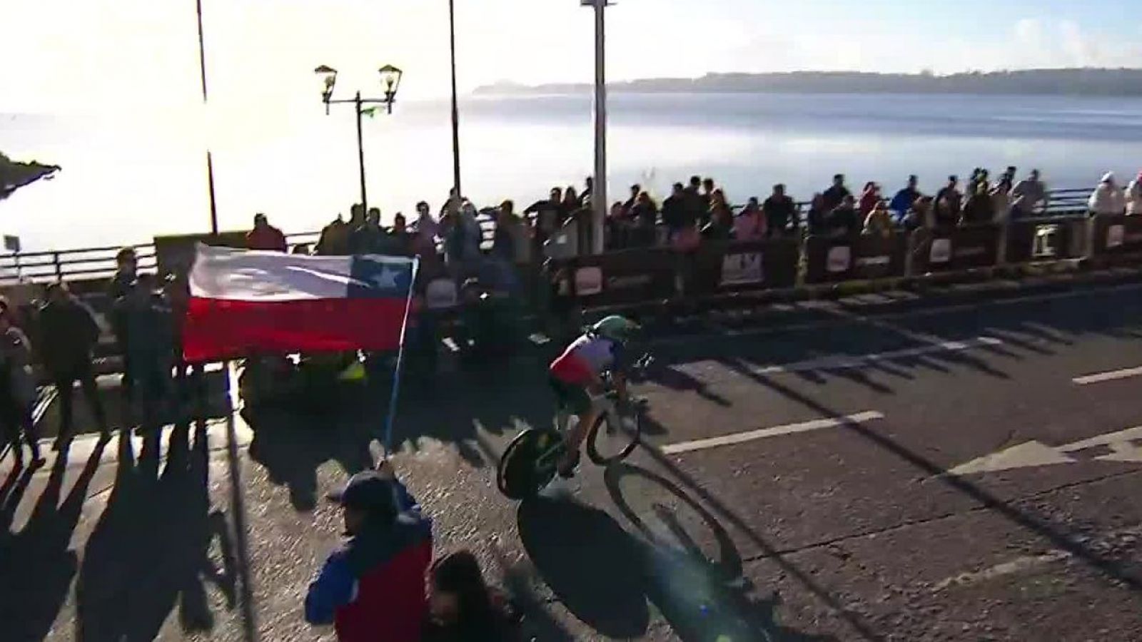 Ironman 70.3 de Puerto Varas: Macarena Salazar lidera en la bicicleta
