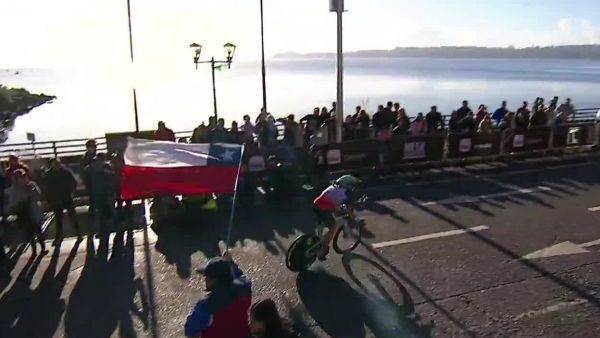 Ironman 70.3 de Puerto Varas: Macarena Salazar lidera en la bicicleta
