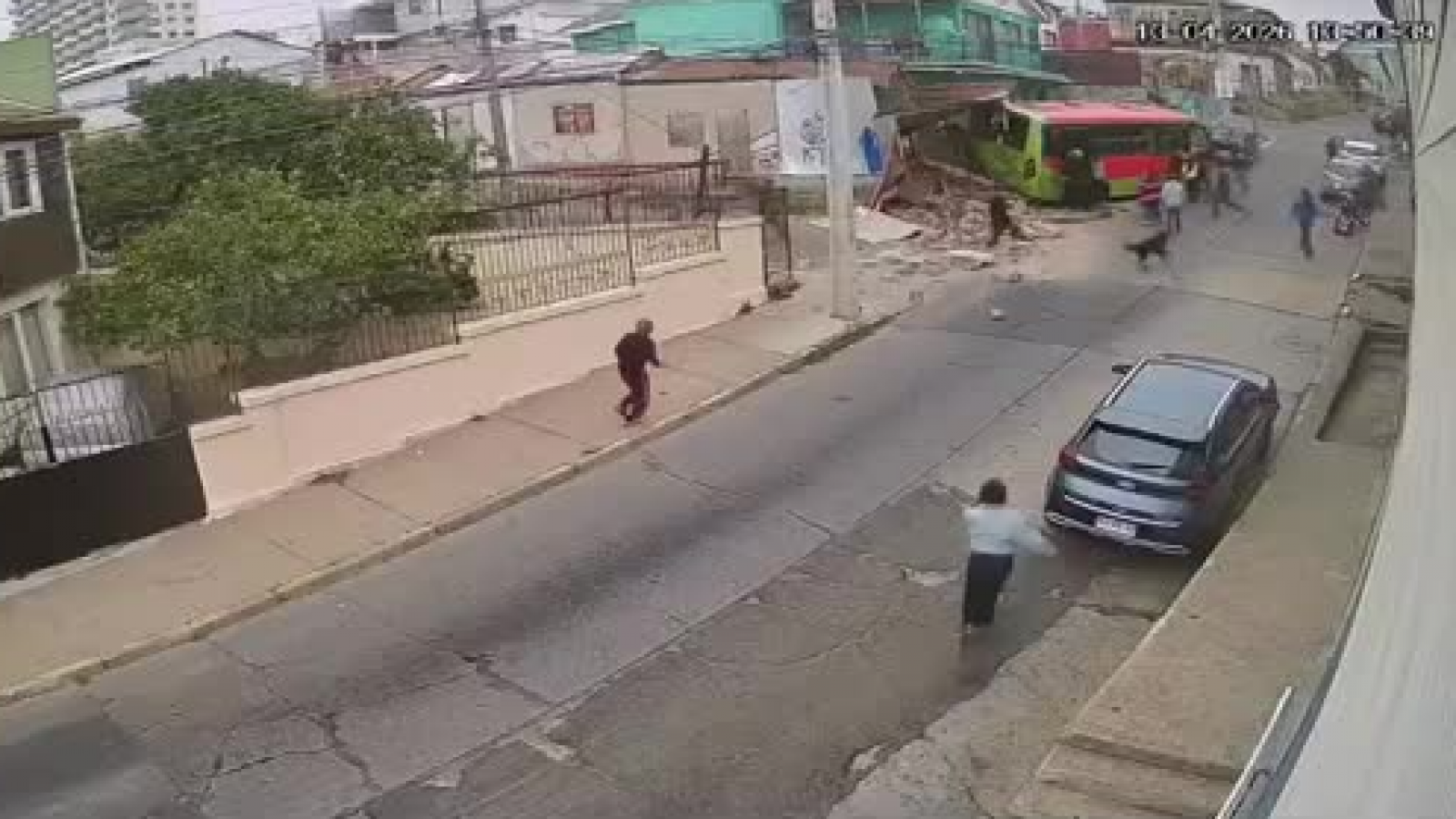 <p>Accidente en Valparaíso: microbús se estrelló contra una casa y dejó 7 heridos</p>
