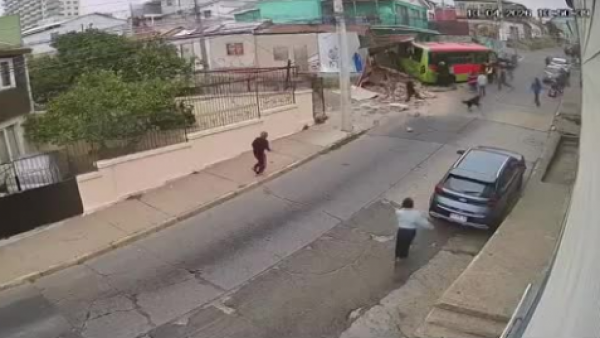<p>Accidente en Valparaíso: microbús se estrelló contra una casa y dejó 7 heridos</p>Accidente en Valparaíso: microbús se estrelló contra una casa y dejó 7 heridos

