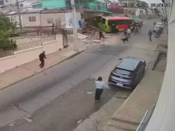 Accidente en Valparaíso: microbús se estrelló contra una casa y dejó 7 heridos
