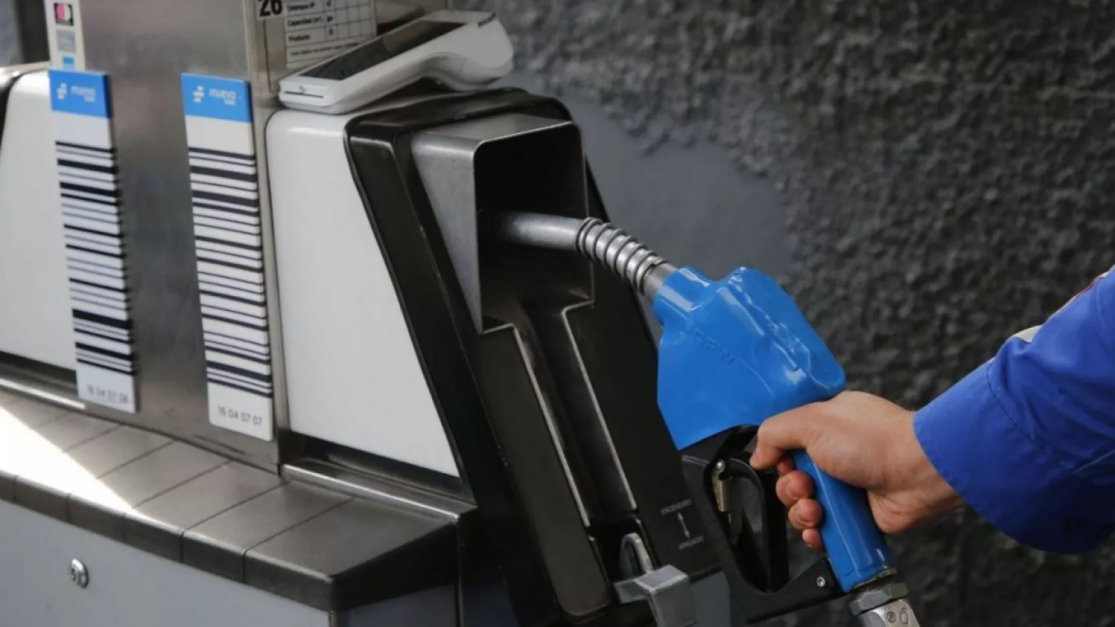Nuevo golpe al bolsillo: ¿Cuánto subirán los combustibles este jueves?
