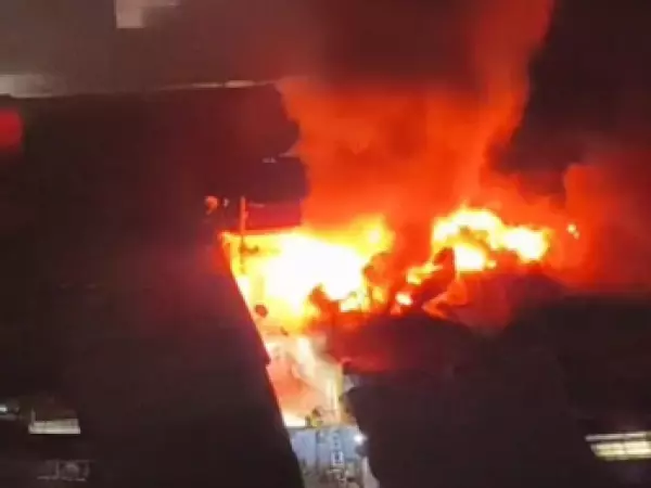 Incendio con riesgo de propagación afecta cité en Santiago