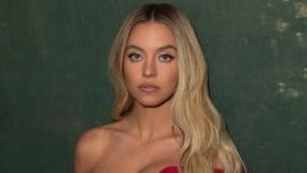 <p>Escenas explícitas y vestida como bebé: Sydney Sweeney recibe duras críticas por el regreso de Euphoria</p>Escenas explícitas y vestida como bebé: Sydney Sweeney recibe duras críticas por el regreso de Euphoria
