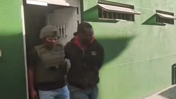 Escondido en un ruco: Detienen a haitiano acusado de homicidio de adulta mayor en Quinta Normal
