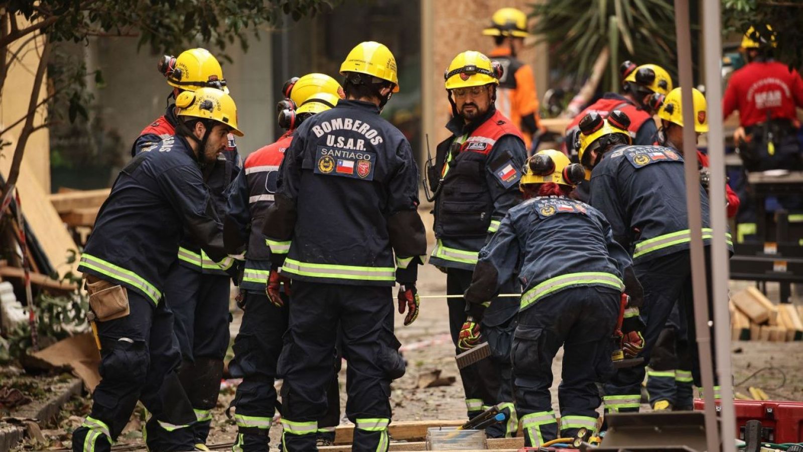 <p>Bomberos halla cuerpo en casona incendiada del centro de Santiago</p>
