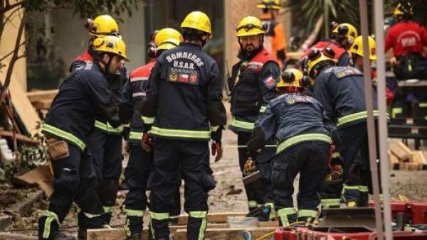 <p>Bomberos halla cuerpo en casona incendiada del centro de Santiago</p>Bomberos halla cuerpo en casona incendiada del centro de Santiago
