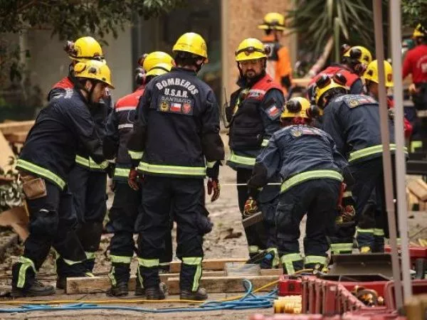 Bomberos halla cuerpo en casona incendiada del centro de Santiago