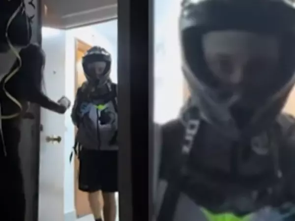 Repartidor llegó a entregar un pedido, pero terminó uniéndose a la sorpresa de cumpleaños