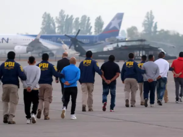 Incluye salida de buses: Gobierno prepara el primer vuelo con expulsión de extranjeros