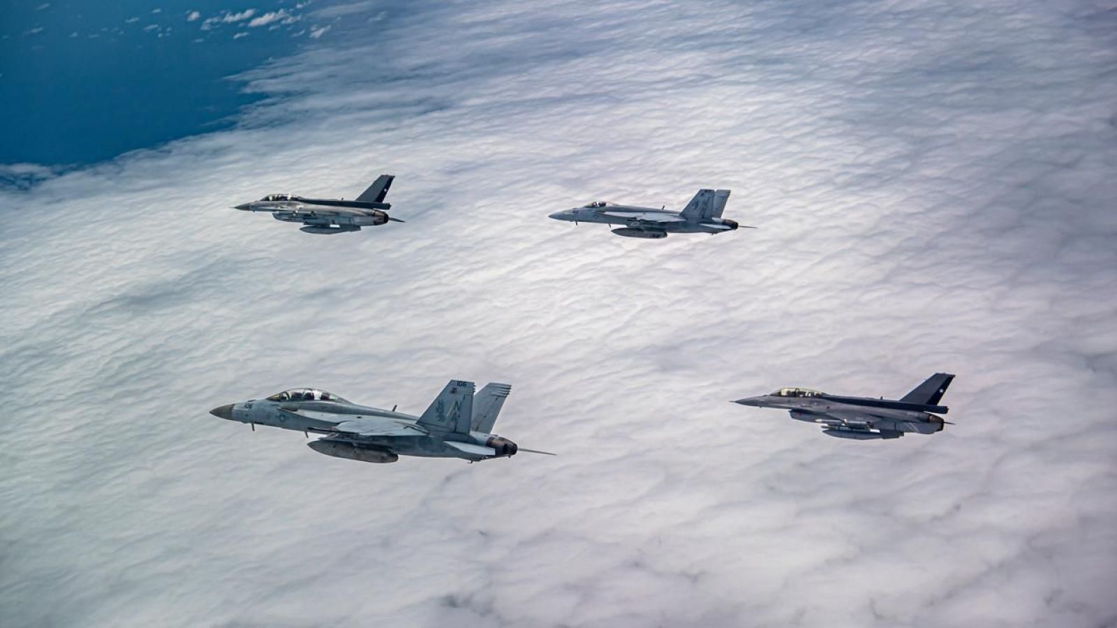 Aviones F-16 de la FACH realizan ejercicios con los F-18 del portaaviones USS Nimitz
