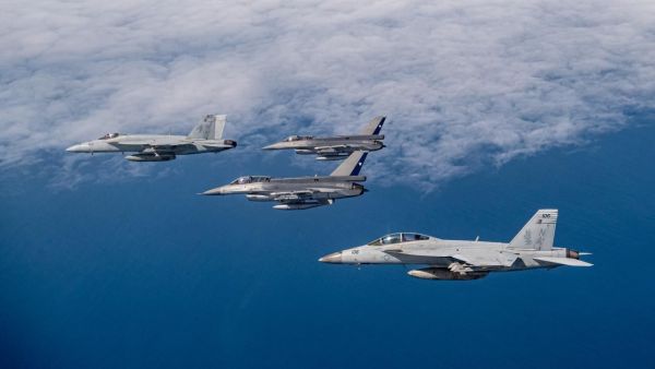 Aviones F-16 de la FACH realizan ejercicios con los F-18 del portaaviones USS Nimitz
