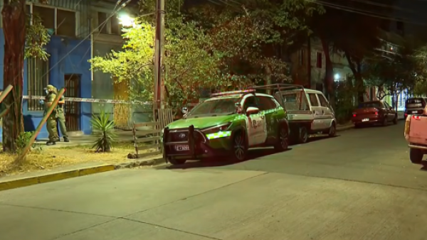 Mujer fallece apuñalada en la vía pública en la comuna de Santiago
