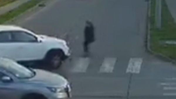 Insólito: La atropellaron en paso peatonal y conductora la insultó
