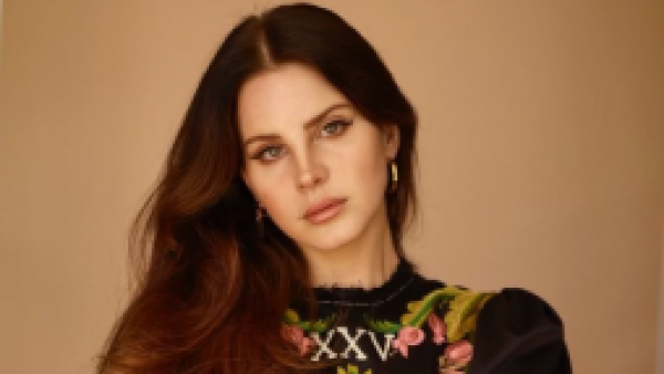 <p>Lana Del Rey se suma oficialmente al universo de James Bond con “First Light"</p>Lana Del Rey se suma oficialmente al universo de James Bond con “First Light"

