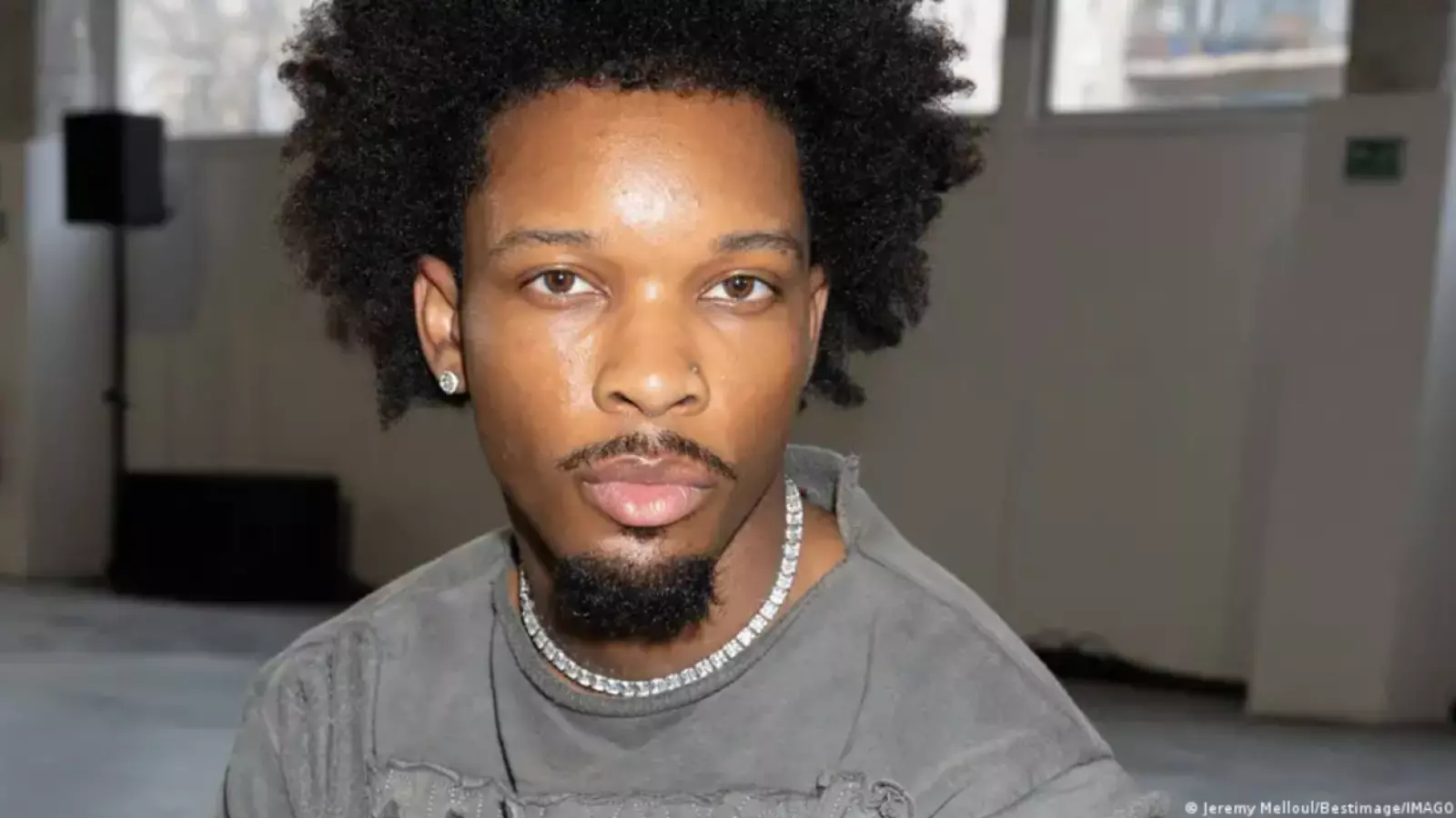 Detienen a rapero D4vd acusado de matar a una joven de 13 años y ocultar el cuerpo en un Tesla